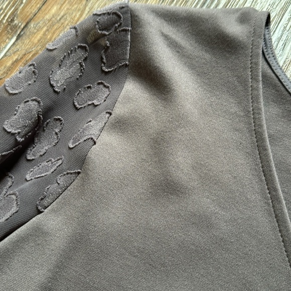 Grey Ann Taylor top with detailed sleeves - Picture 3 of 3